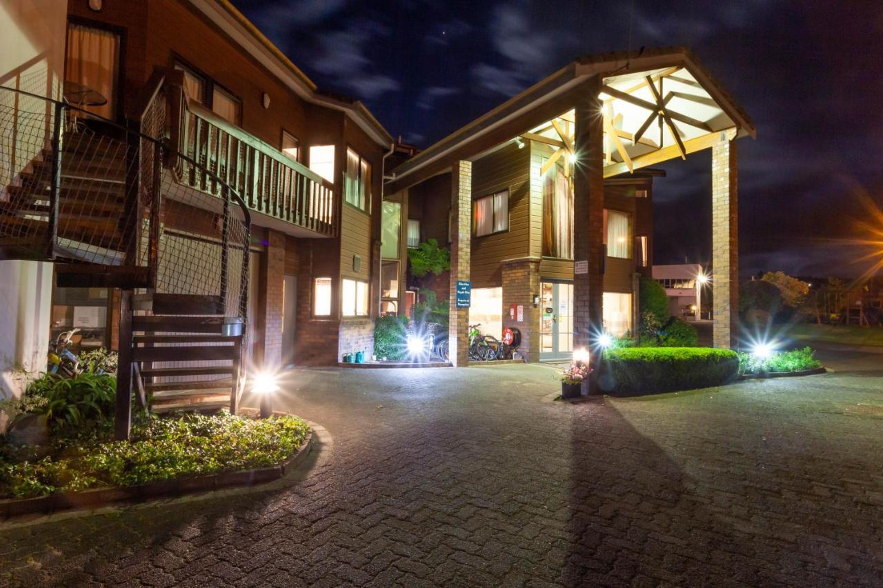Cascades Lakefront Motel Таупо Экстерьер фото The entrance of the hotel