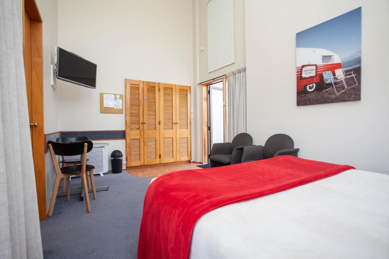 Cascades Lakefront Motel Таупо Экстерьер фото A typical studio apartment