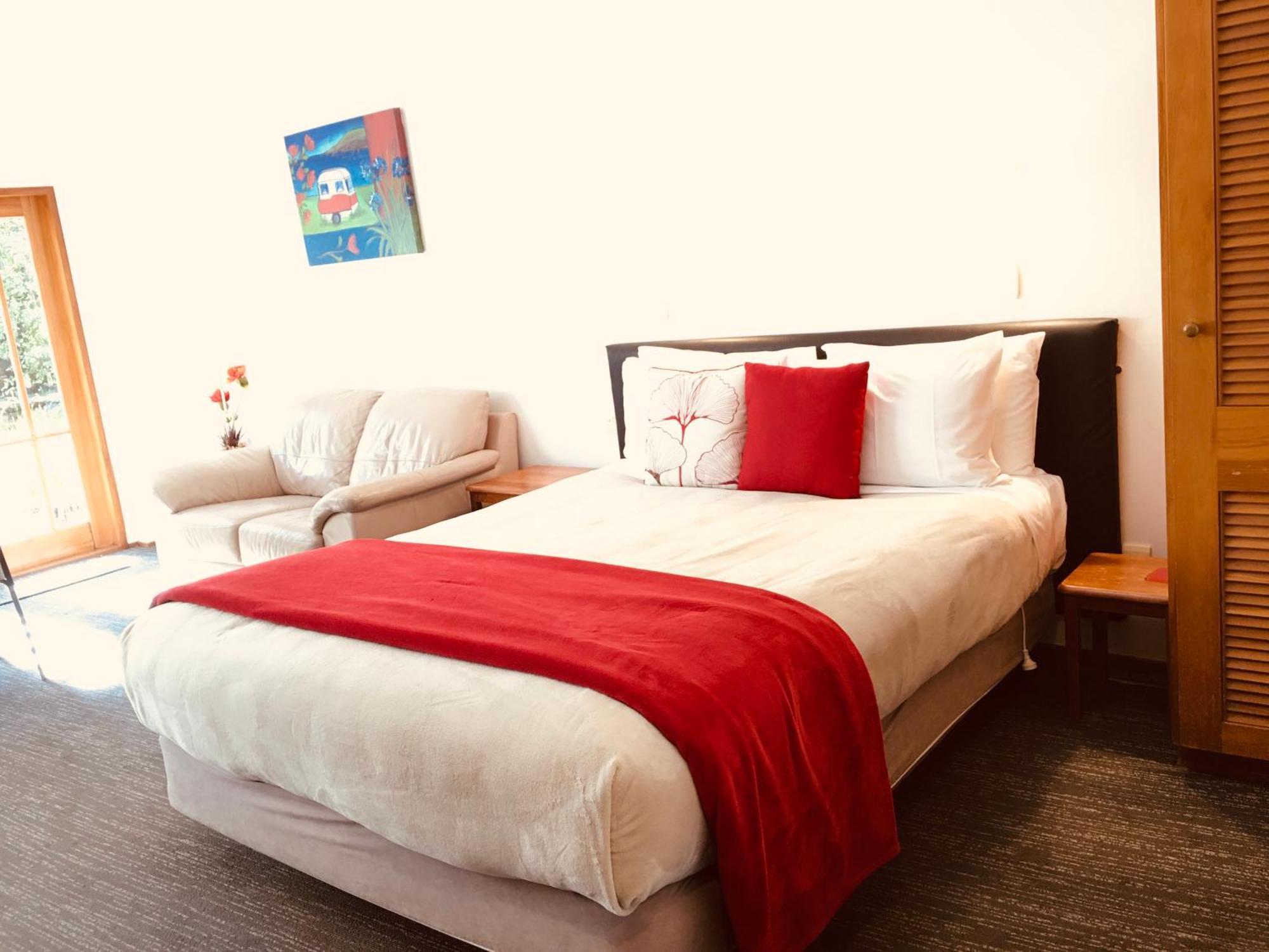 Cascades Lakefront Motel Таупо Экстерьер фото A bedroom at the hotel