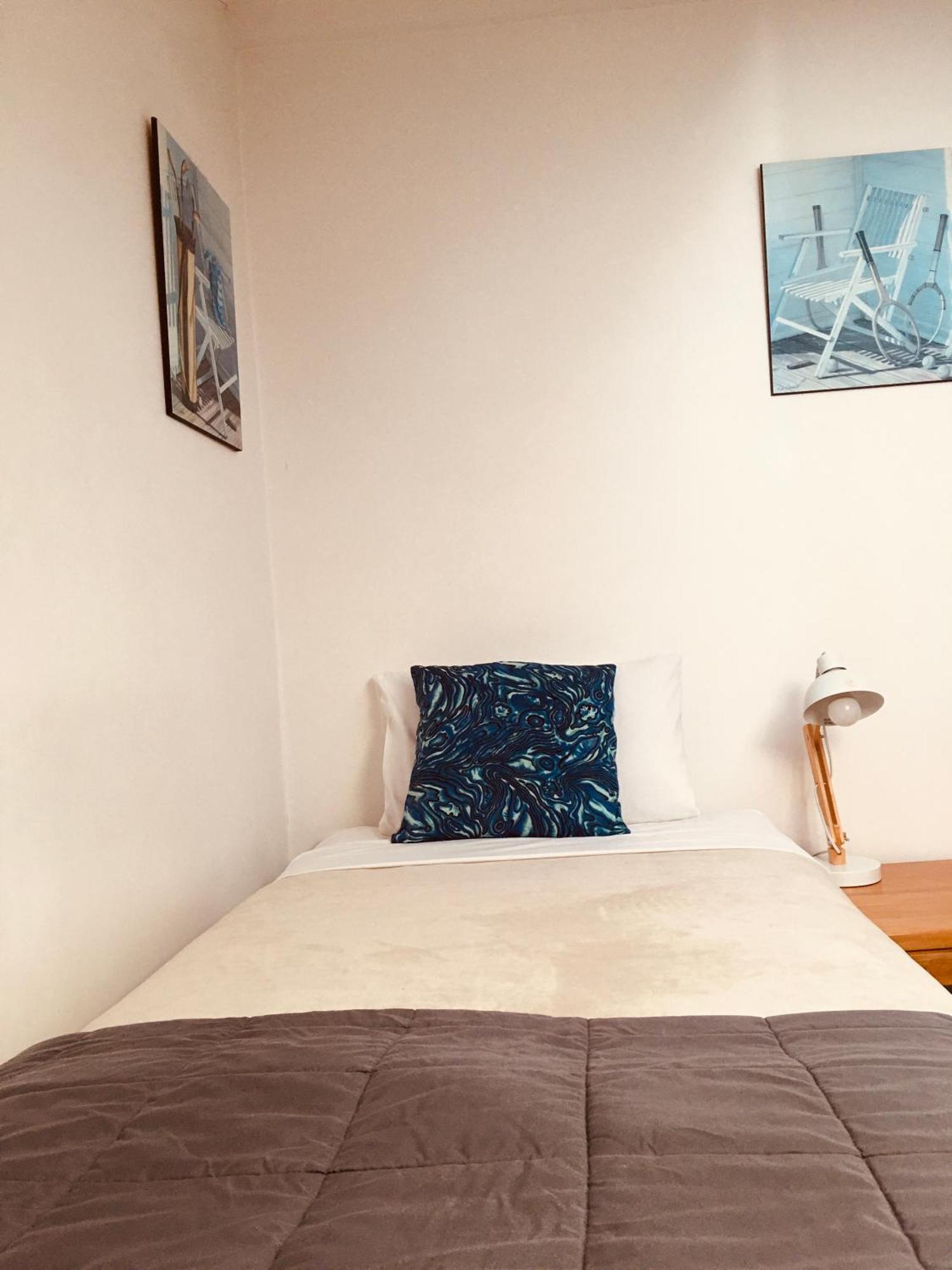 Cascades Lakefront Motel Таупо Экстерьер фото A single bed