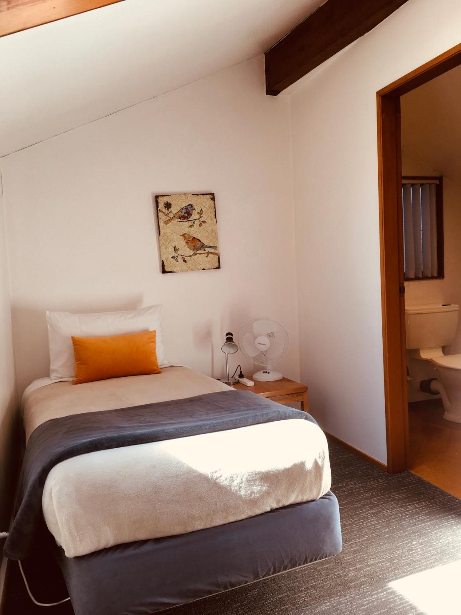 Cascades Lakefront Motel Таупо Экстерьер фото A single room at the hotel