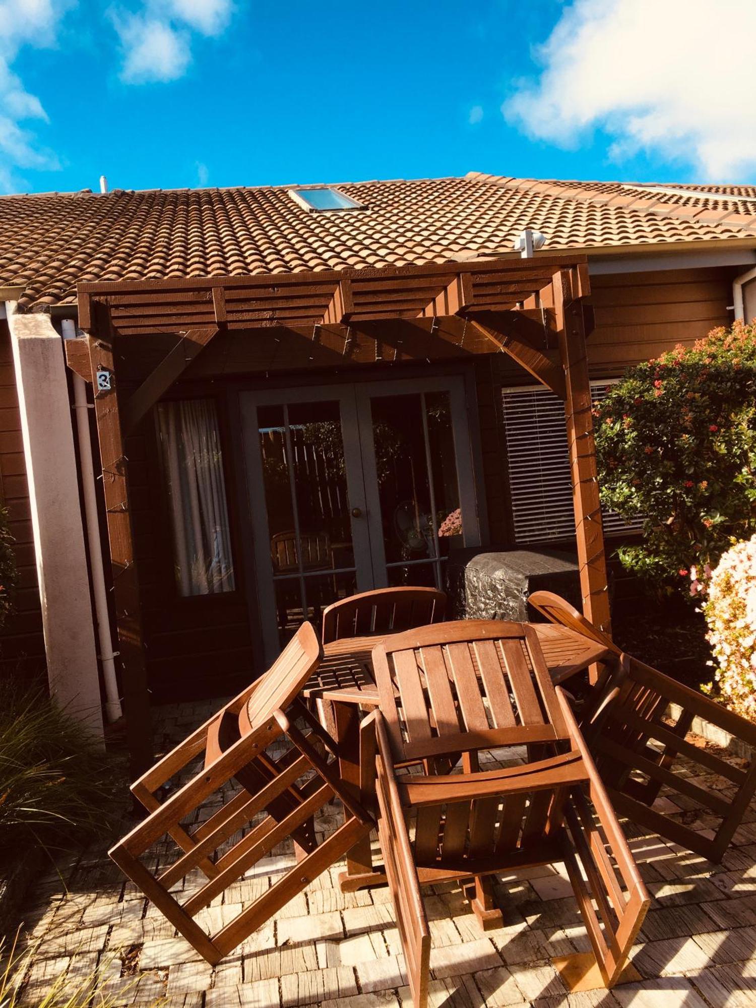 Cascades Lakefront Motel Таупо Экстерьер фото A pergola in Germany
