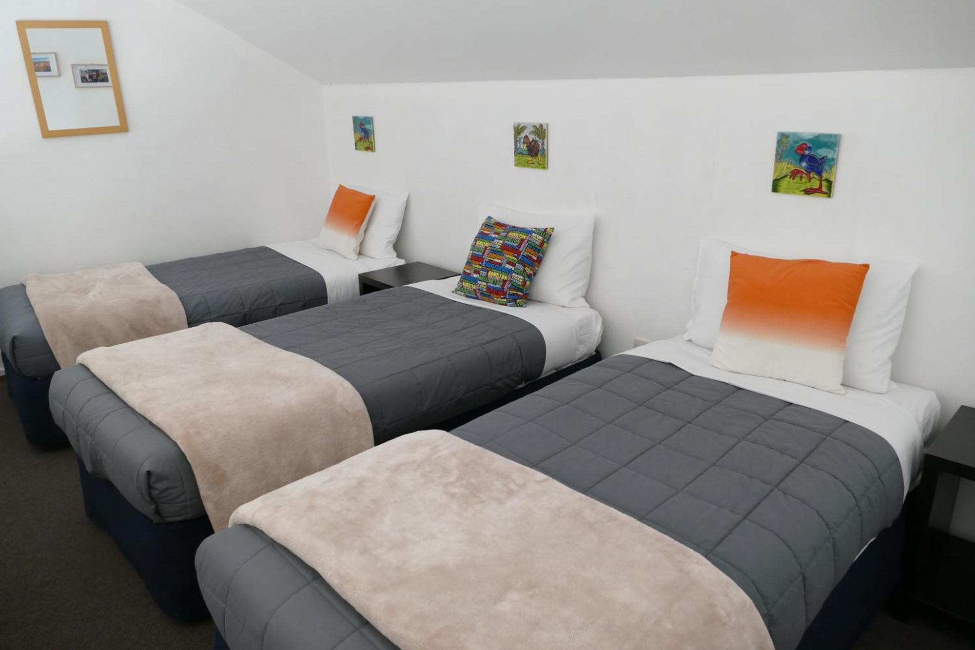 Cascades Lakefront Motel Таупо Экстерьер фото A room at the hotel