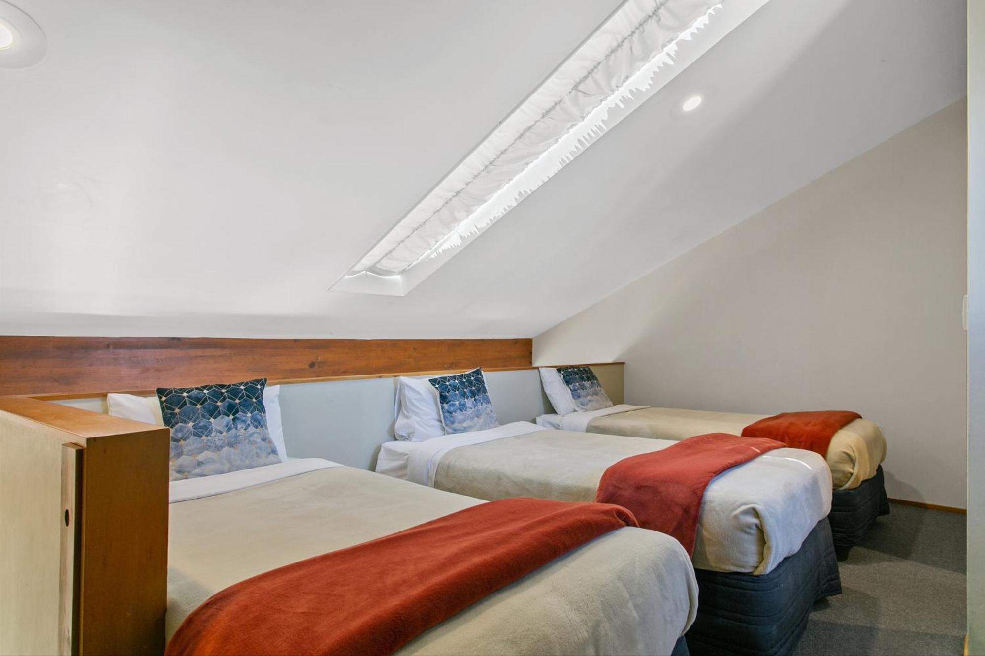 Cascades Lakefront Motel Таупо Экстерьер фото Skylight in a hotel room