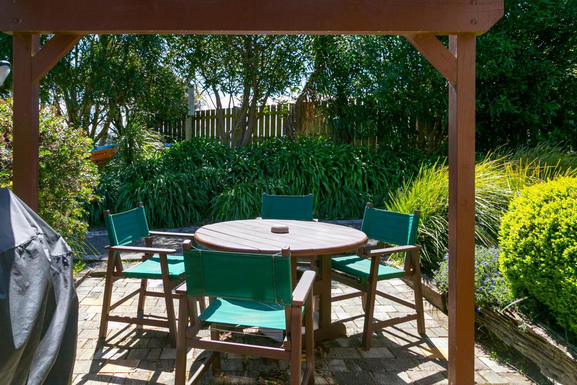 Cascades Lakefront Motel Таупо Экстерьер фото A pergola in a garden