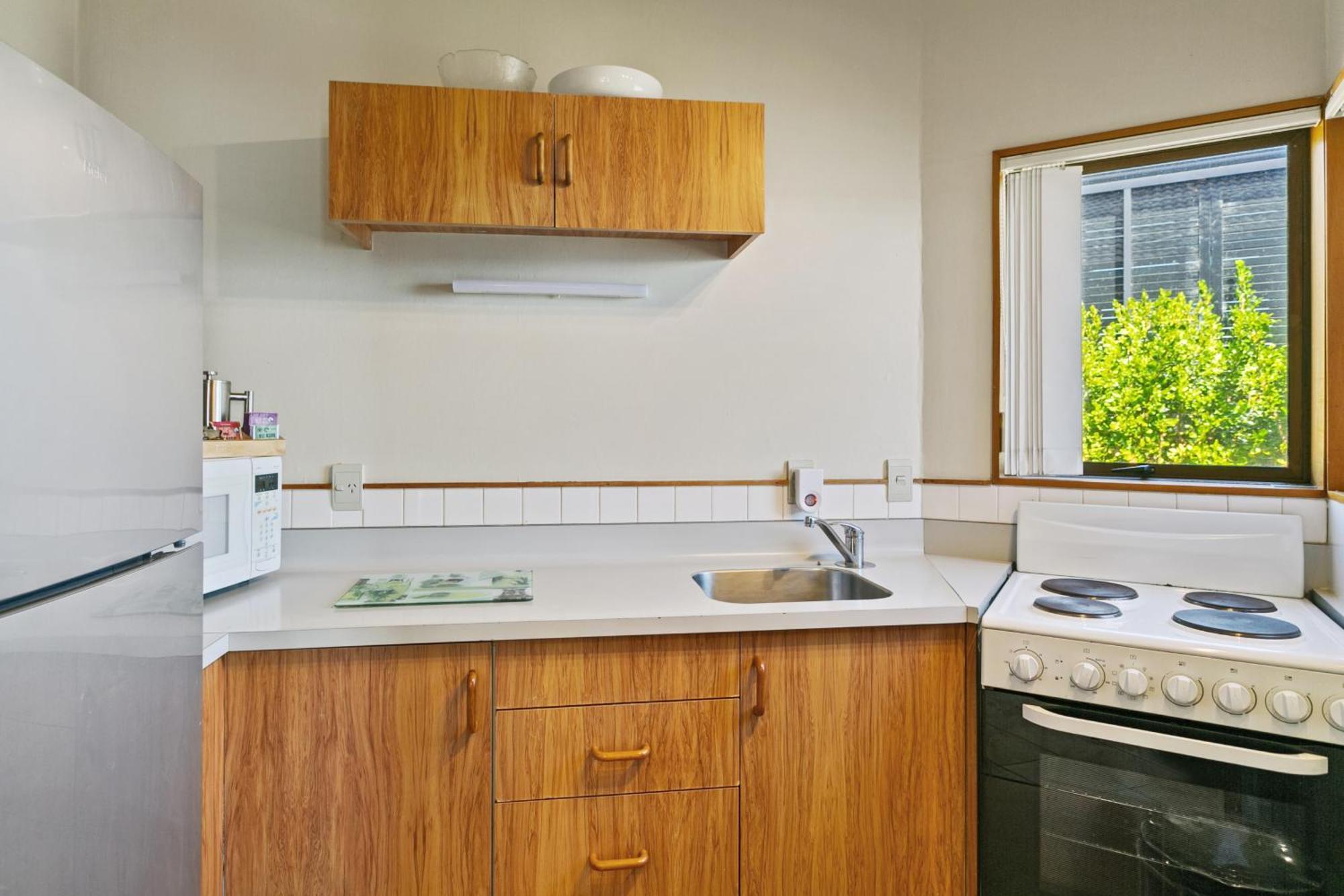 Cascades Lakefront Motel Таупо Экстерьер фото A kitchen in a student flat