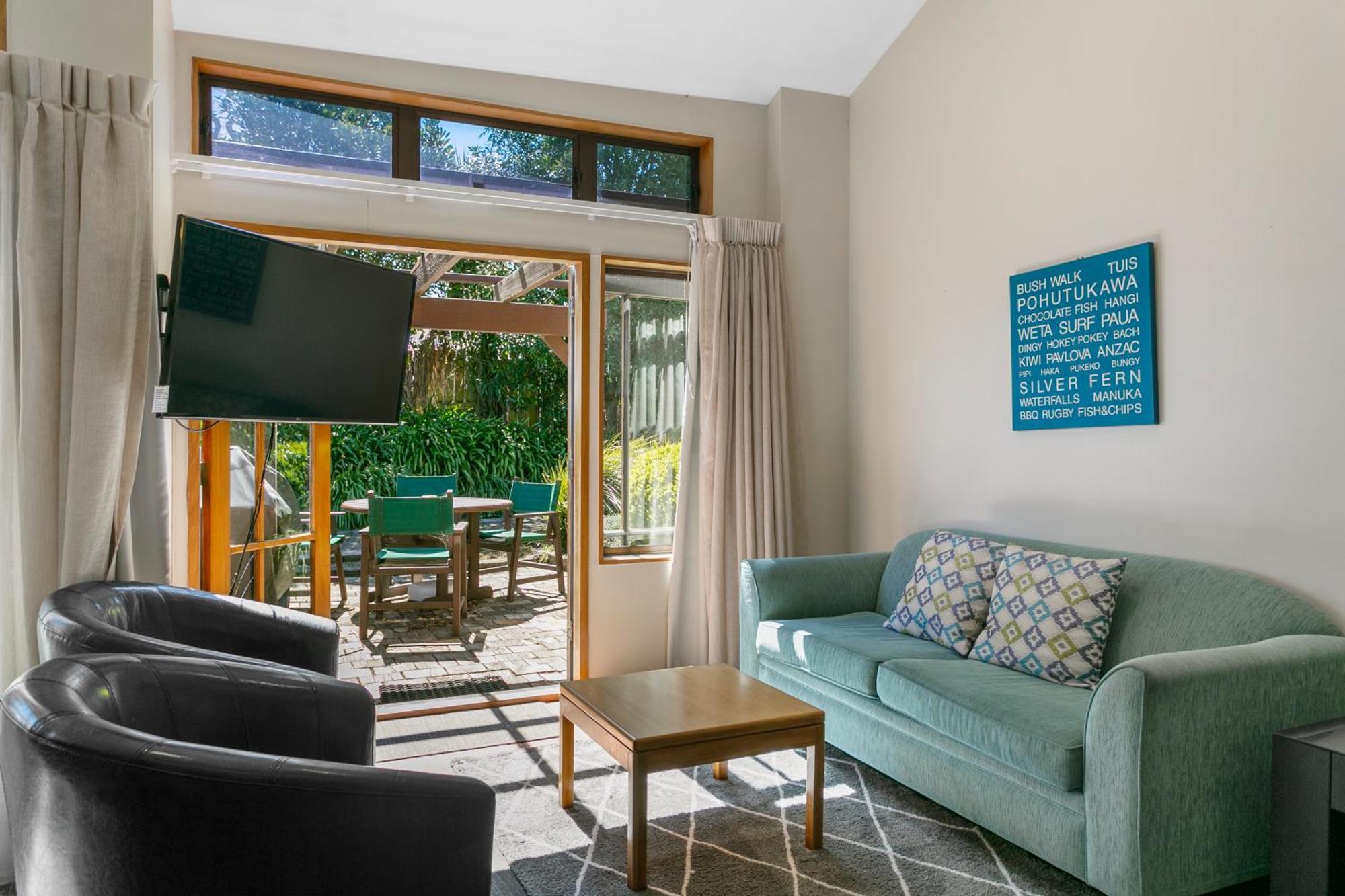 Cascades Lakefront Motel Таупо Экстерьер фото Living room at the Lodge