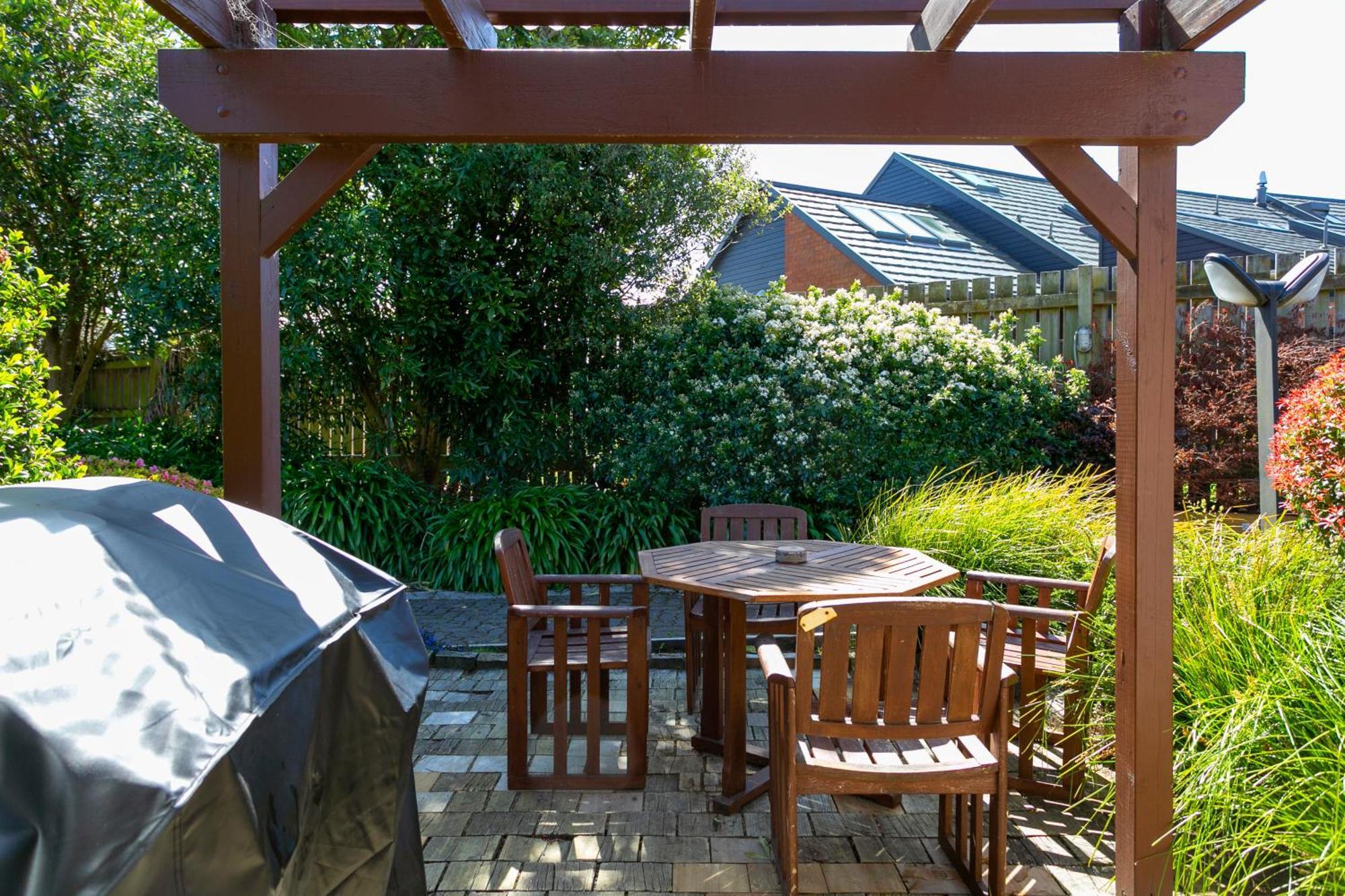 Cascades Lakefront Motel Таупо Экстерьер фото A pergola in a backyard