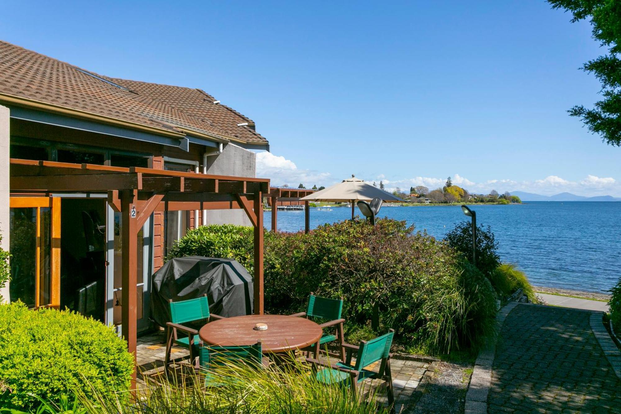 Cascades Lakefront Motel Таупо Экстерьер фото A view of Lake Taupo from the hotel
