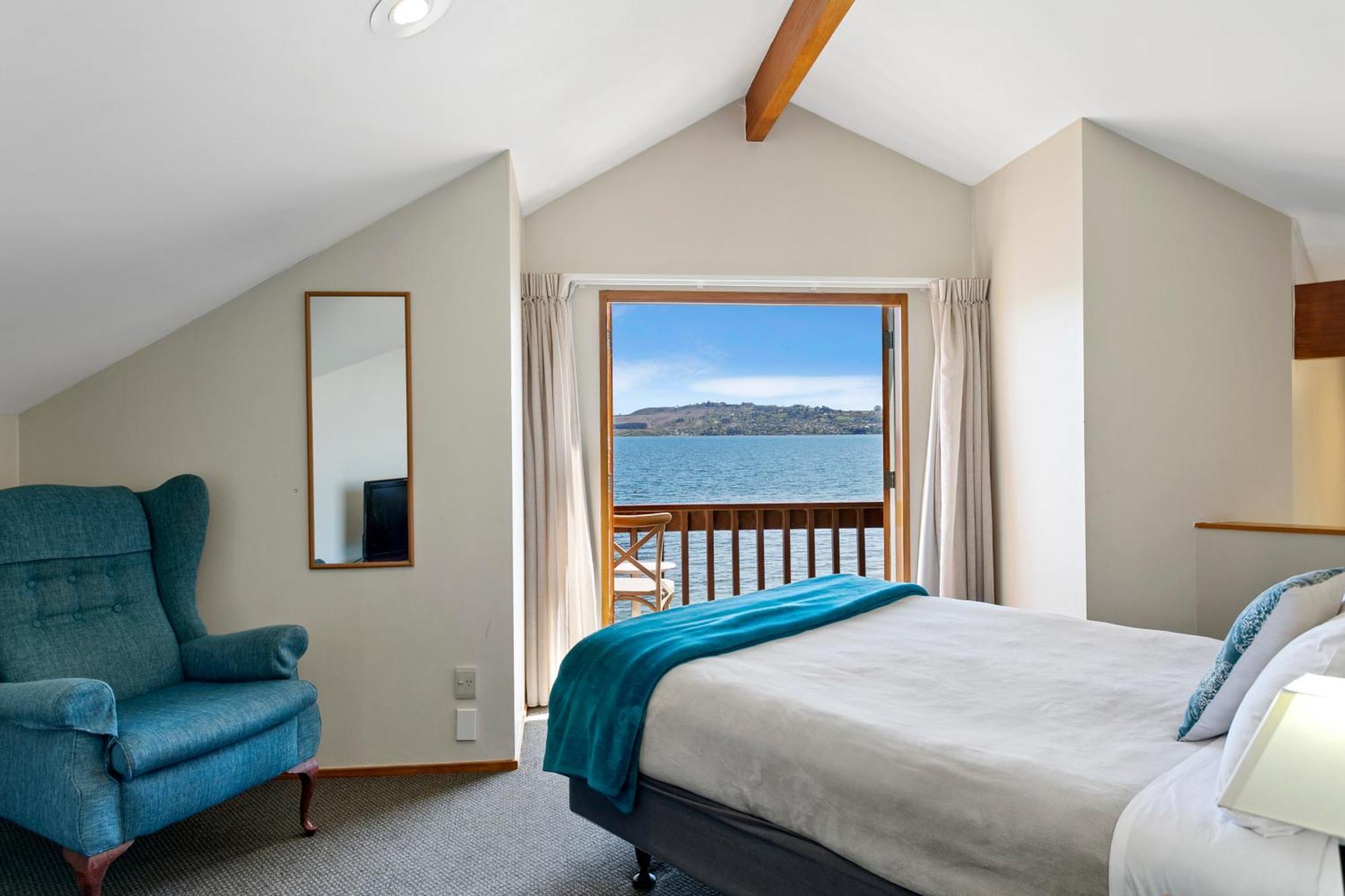 Cascades Lakefront Motel Таупо Экстерьер фото A bedroom at the hotel