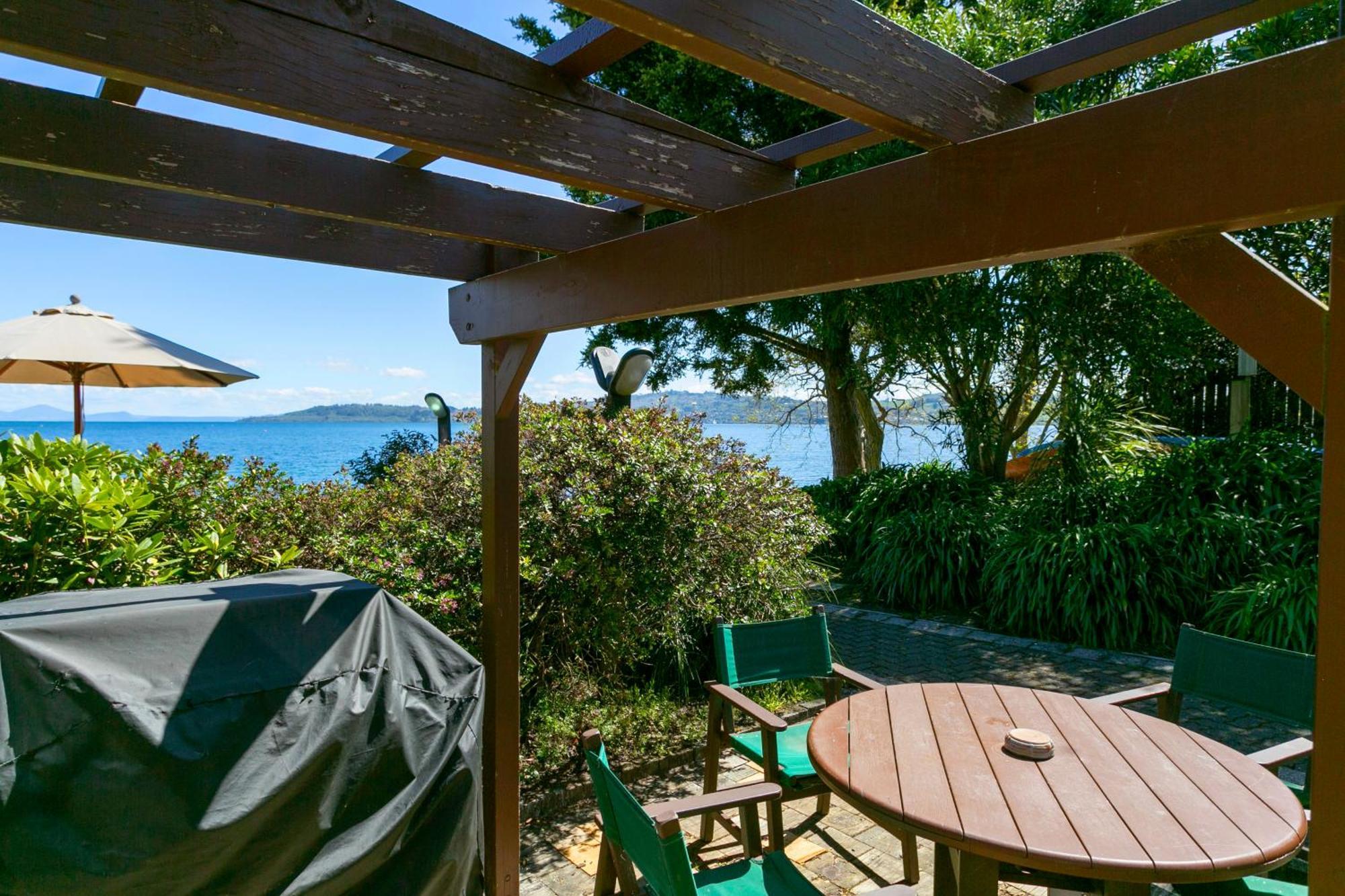 Cascades Lakefront Motel Таупо Экстерьер фото The view from the deck of the house
