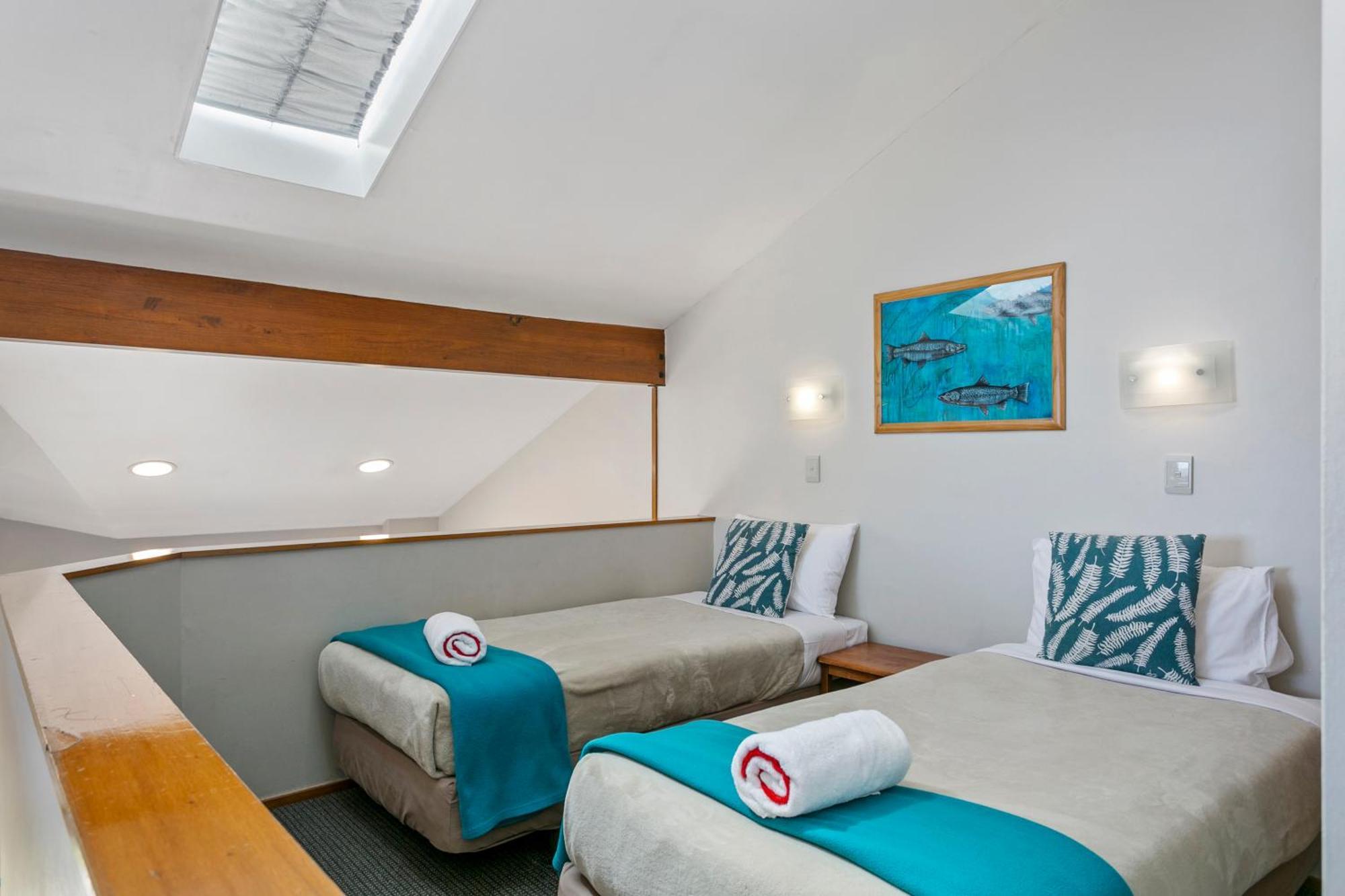 Cascades Lakefront Motel Таупо Экстерьер фото A room at the hotel