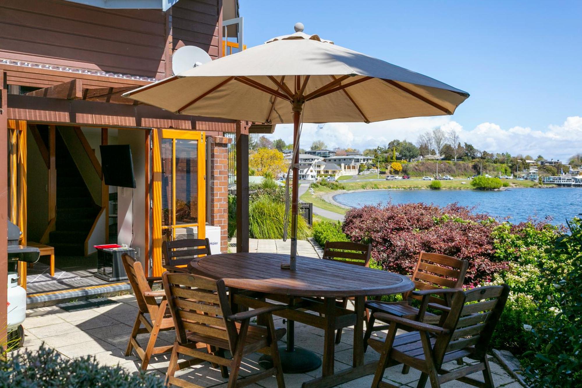 Cascades Lakefront Motel Таупо Экстерьер фото A patio umbrella