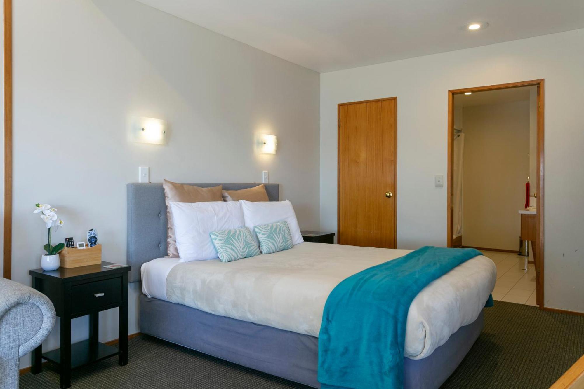 Cascades Lakefront Motel Таупо Экстерьер фото A bedroom at the hotel