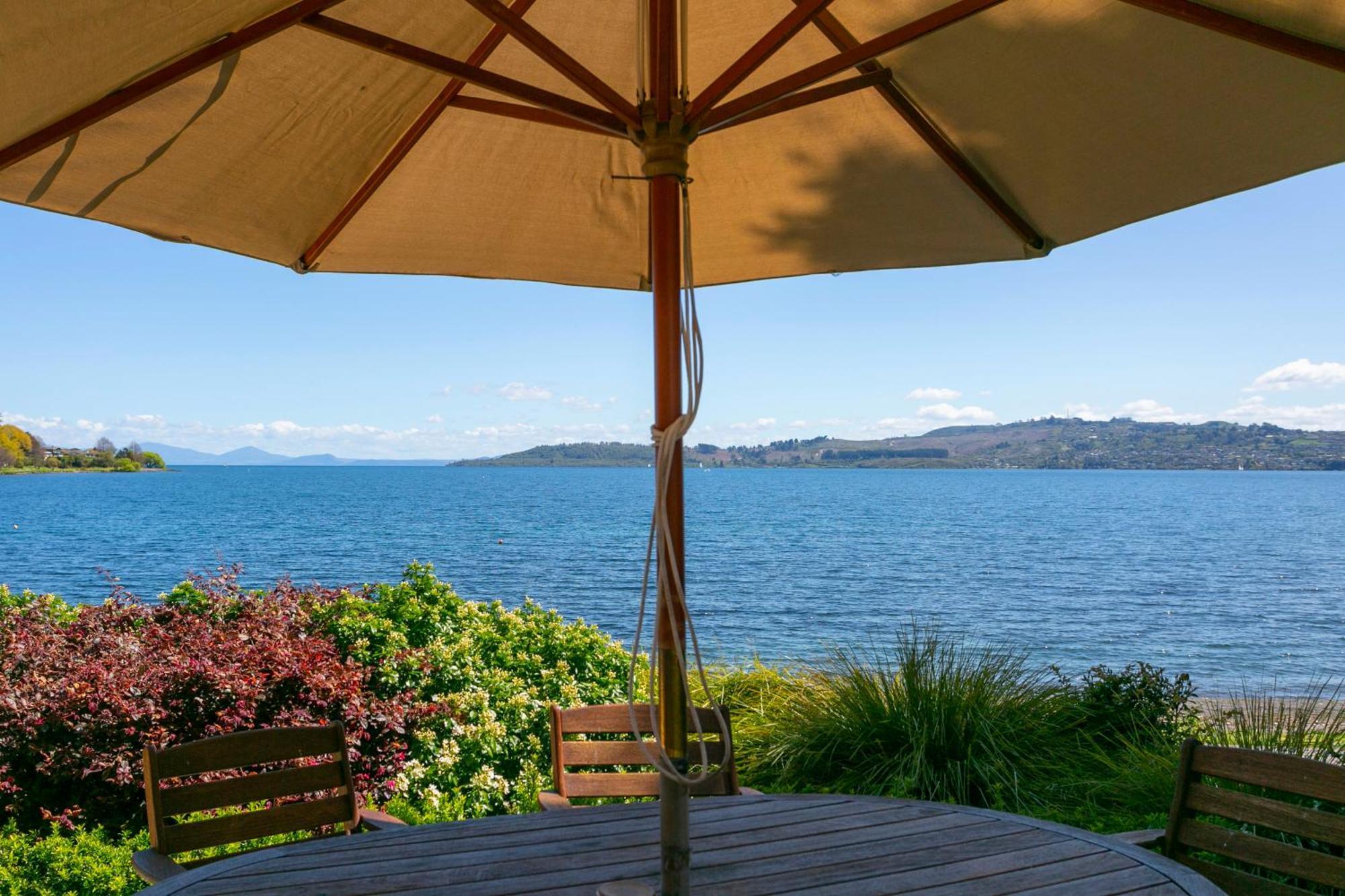 Cascades Lakefront Motel Таупо Экстерьер фото View of the bay from the town